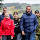 Kronprins Haakon startet besøket i Trøgstad der han gikk en del av flyktningruta sammen med skoleelver og ordfører Saxe Frøshaug. Foto: Berit Roald / NTB. 